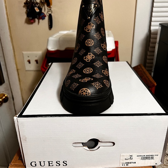 Guess size 10 and 11 - Picture 1 of 3